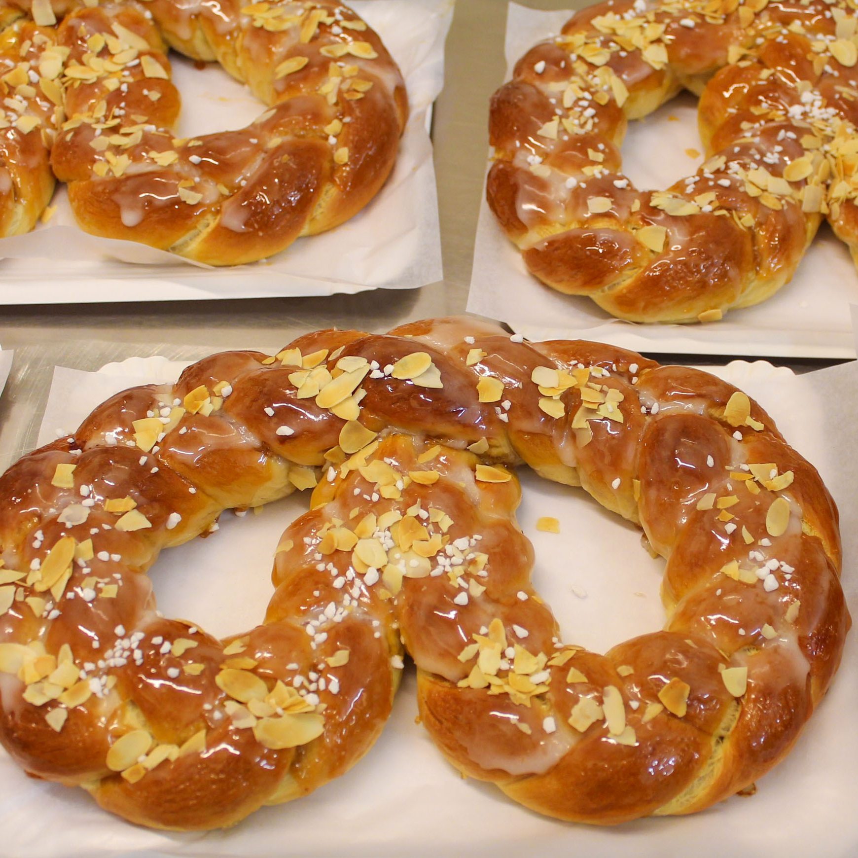 New Year's pretzel made from yeast dough - Cafe Kleimann